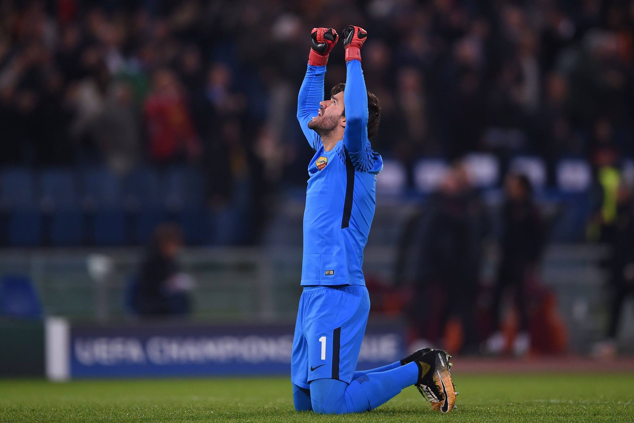 حارس روما يحتفل بفوز فريقه