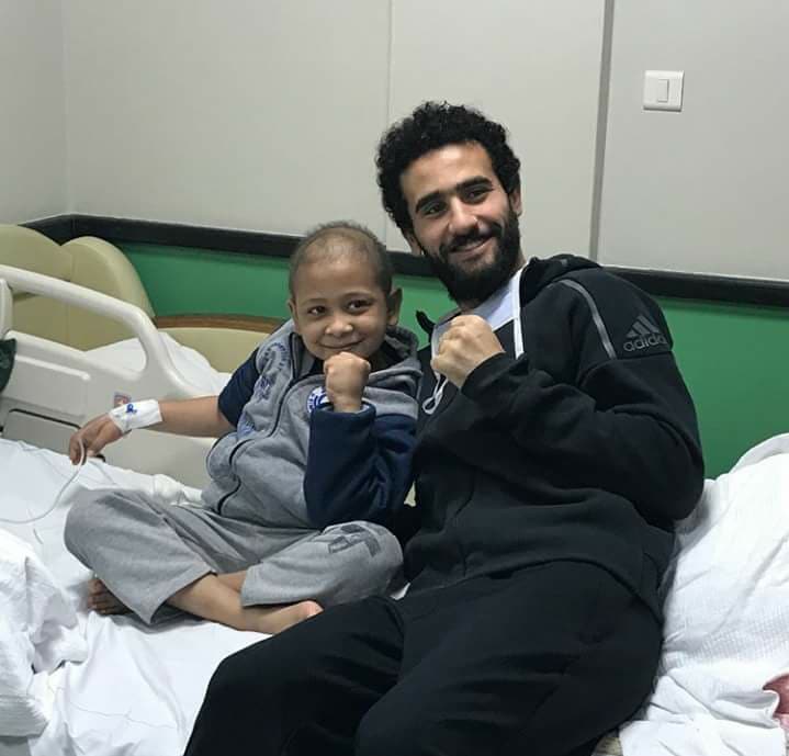باسم مرسى فى زيارة لاطفال السرطان