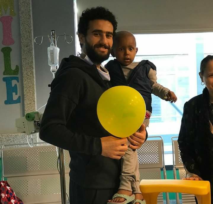 باسم مع احد الاطفال المرضى باسم مع احد الاطفال المرضى