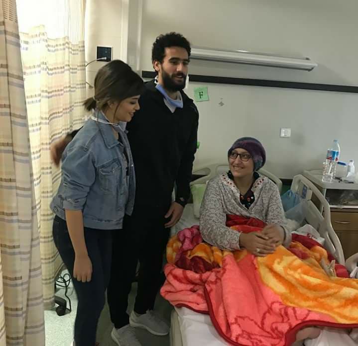 باسم مرسى وزوجته فى مستشفى السرطان