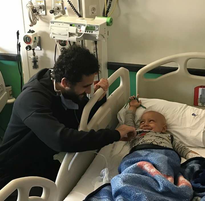 باسم مرسي يداعب احد الاطفال المرضى باسم مرسي يداعب احد الاطفال المرضى