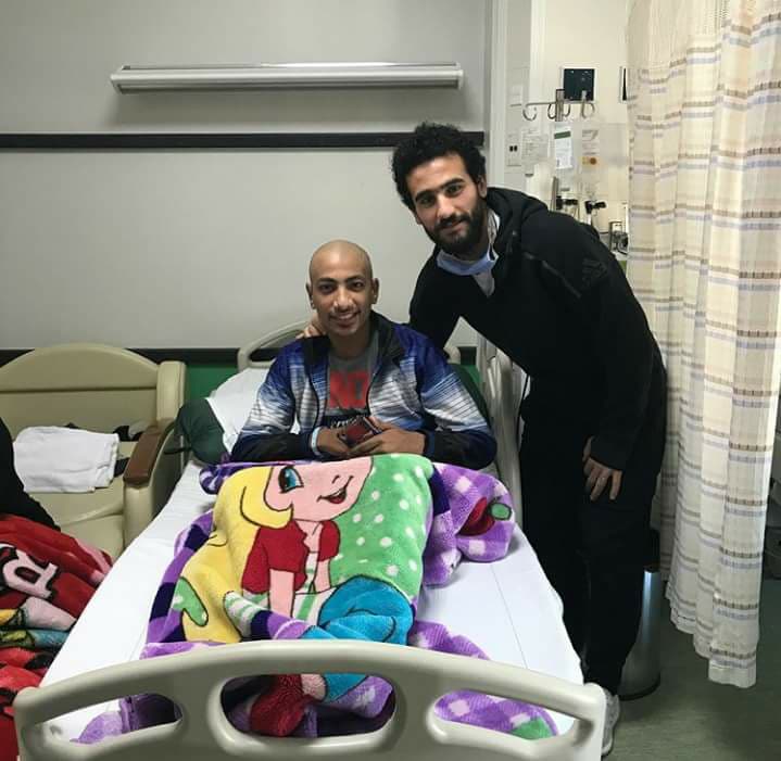 باسم مرسى مع شاب مصاب بالسرطان