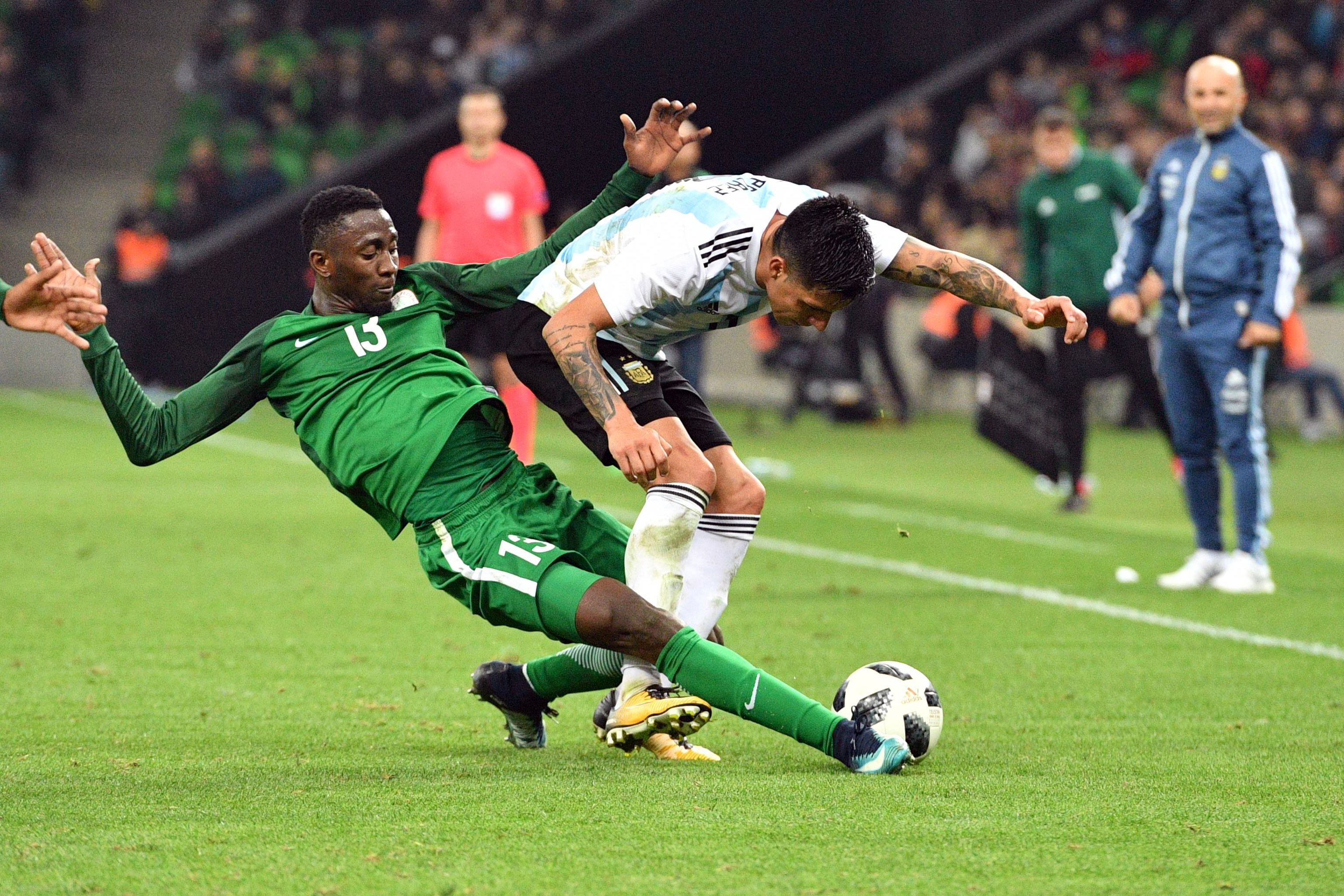 لاعب نيجيريا يحاول اللحاق بالكرة لاعب نيجيريا يحاول اللحاق بالكرة