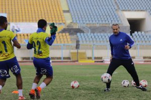 ديسابر يستعرض مهاراته بالكرة ديسابر يستعرض مهاراته بالكرة