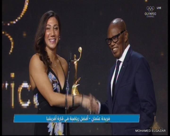فريدة عثمان خلال تسلمها الجائزة