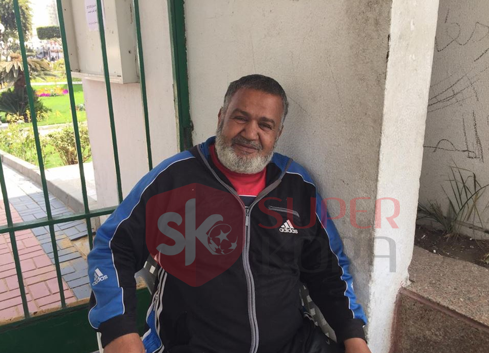 عم حلي أمام بوابة الأهلي