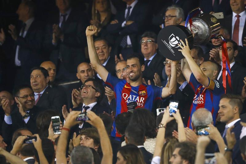 Image result for تتويج برشلونة بالكاس الملك 2017 انيستا و بوسكتس