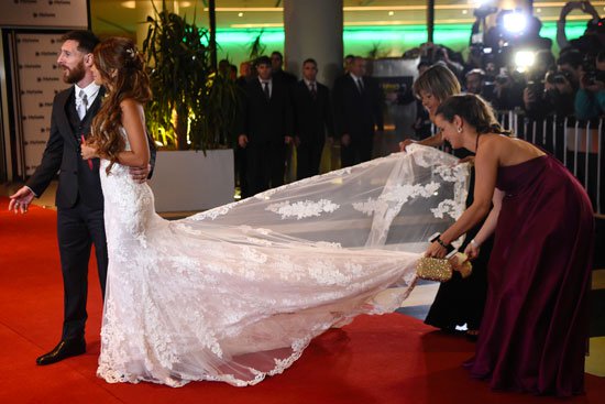 عروسة ميسي وفستان الزفاف