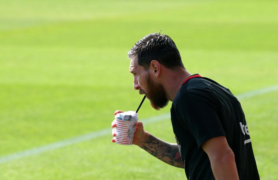 ميسي أثناء دخول لملعب تدريبات برشلونة ميسي أثناء دخول لملعب تدريبات برشلونة