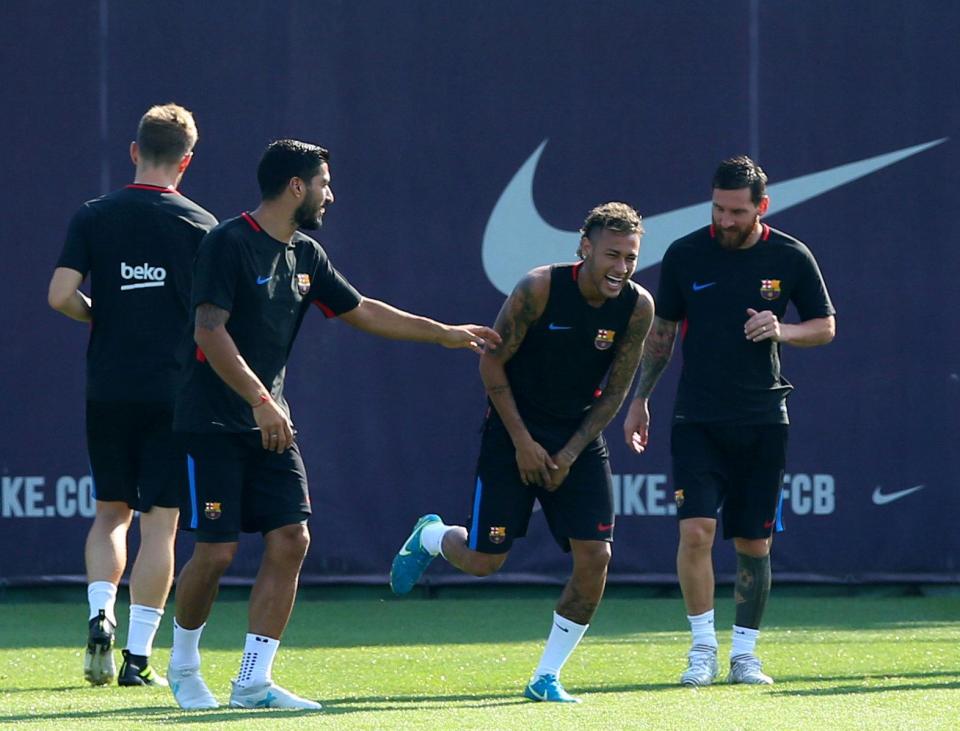 نيمار وميسي وسواريز في تدريبات برشلونة نيمار وميسي وسواريز في تدريبات برشلونة