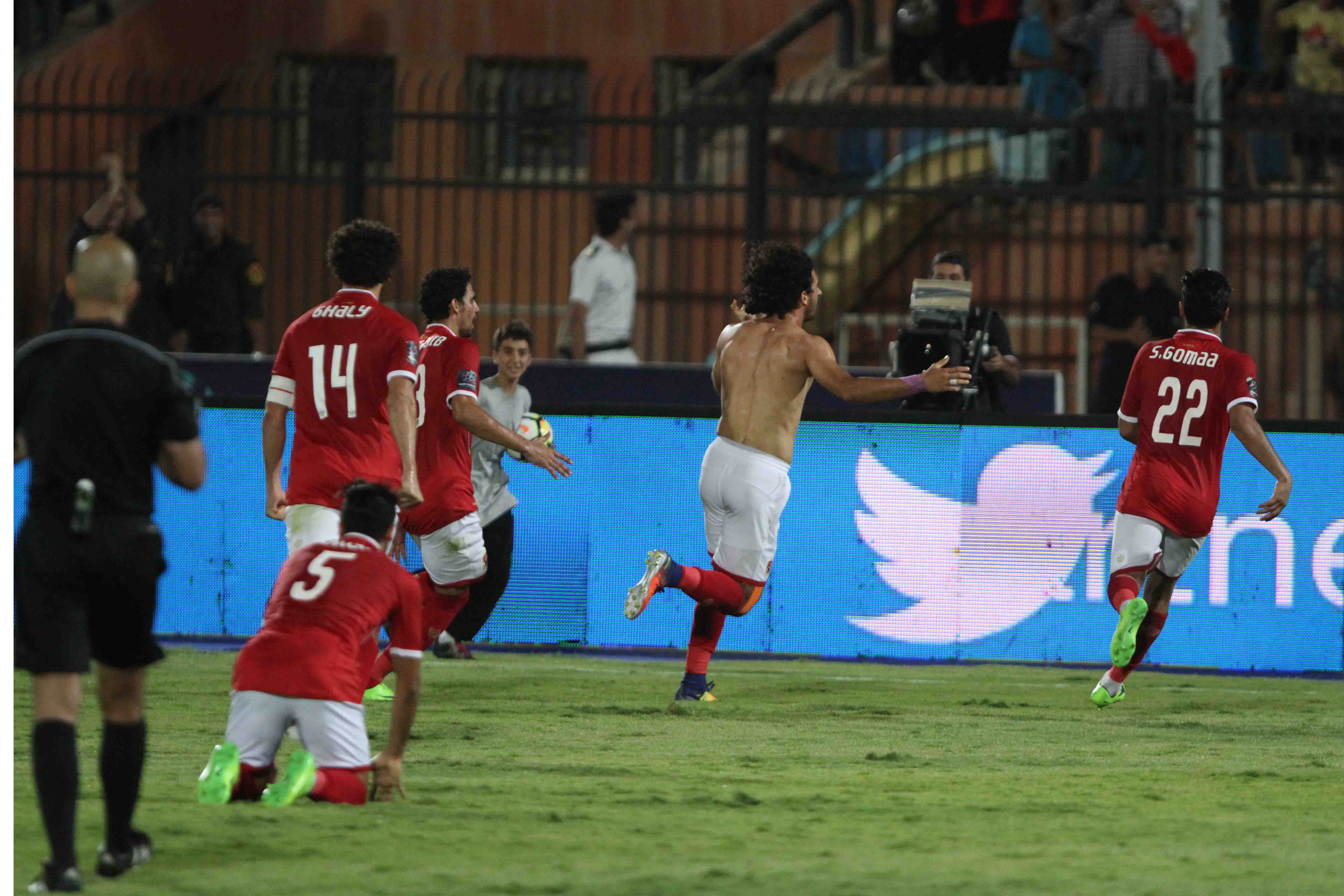 لاعبي الاهلي يحتفلون بهدف بركات