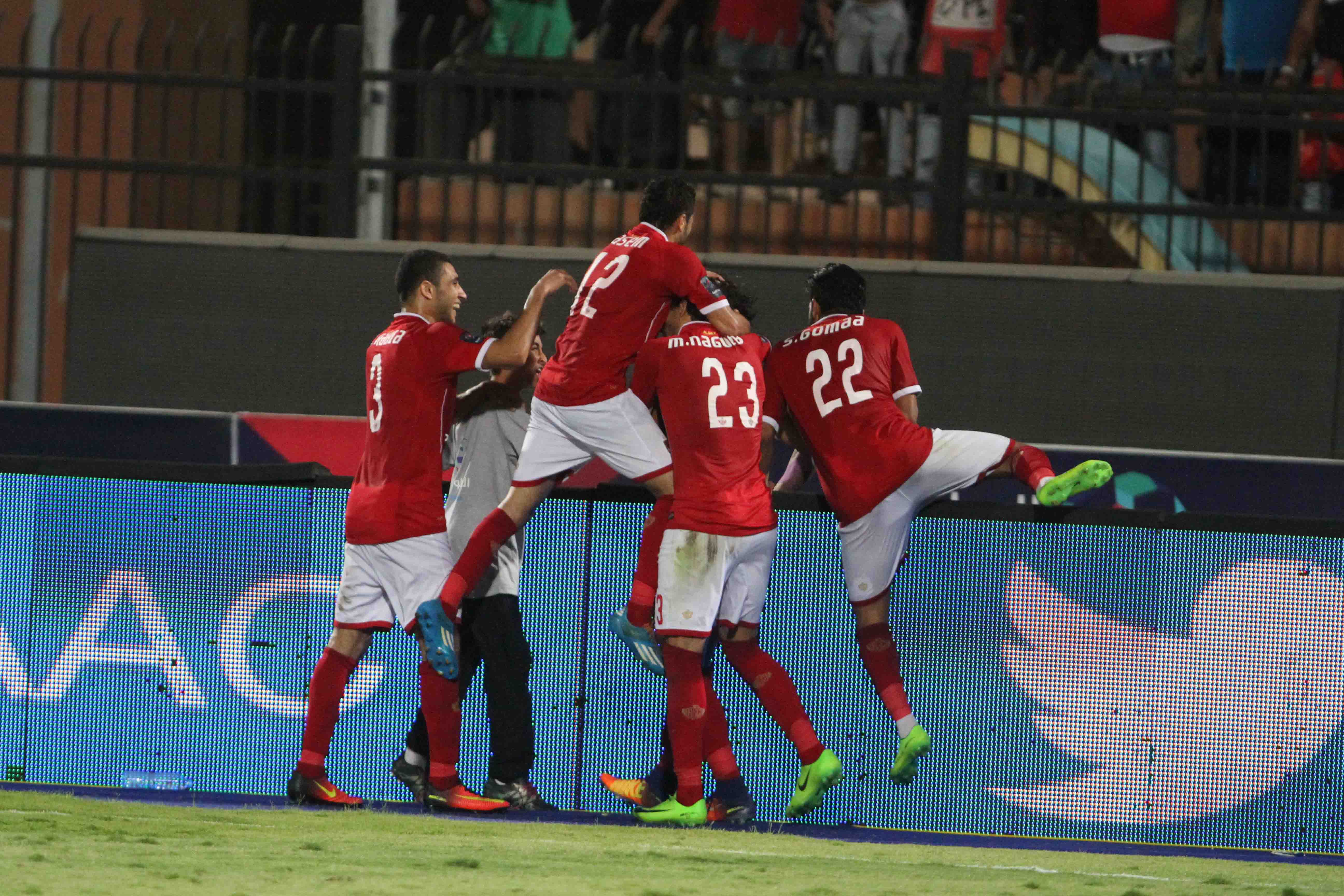 لاعبي الاهلي واحتفال بهدف عمرو بركات القاتل