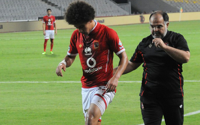 حسين السيد برفقة طبيب الأهلي حسين السيد برفقة طبيب الأهلي