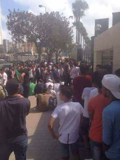 توافد جماهير الزمالك لشراء تذاكر مباراة فريقهم أمام أهلي طرابلس الليبي توافد جماهير الزمالك لشراء تذاكر مباراة فريقهم أمام أهلي طرابلس الليبي