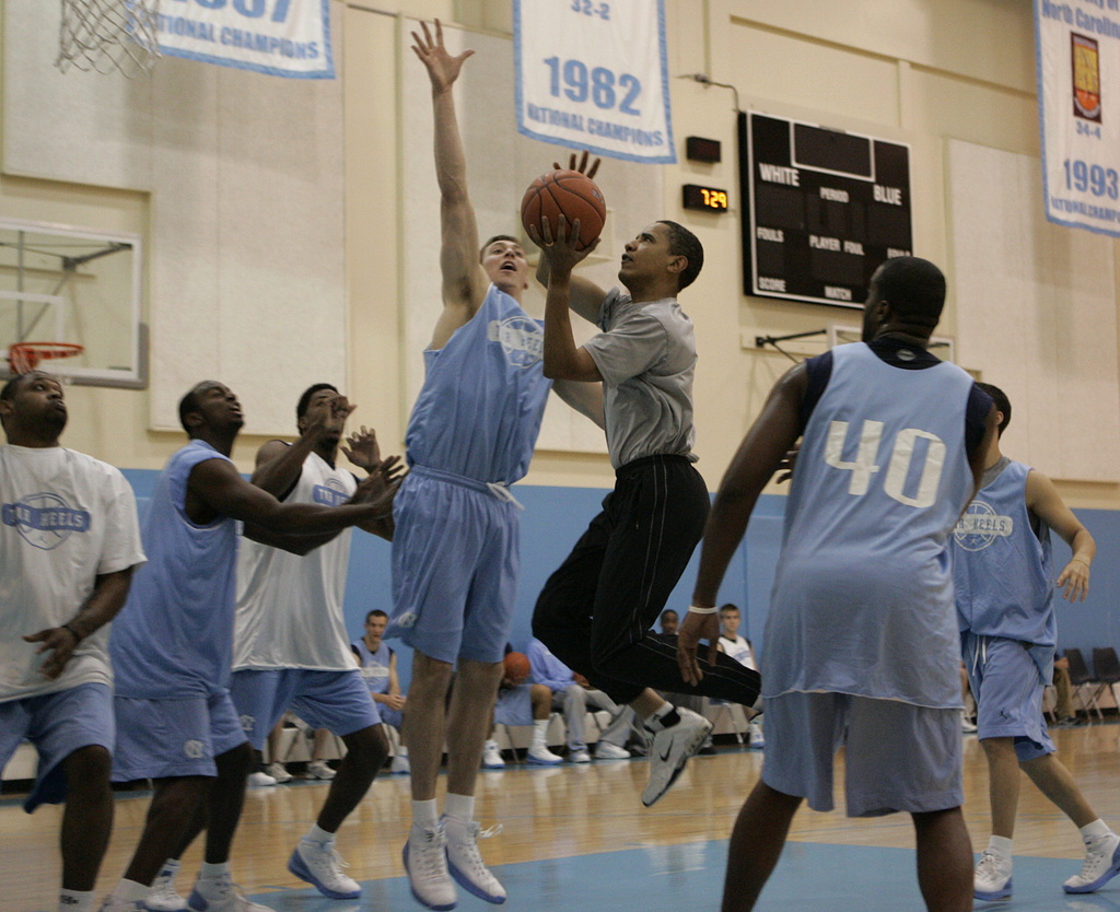 أوباما يمارس السلة