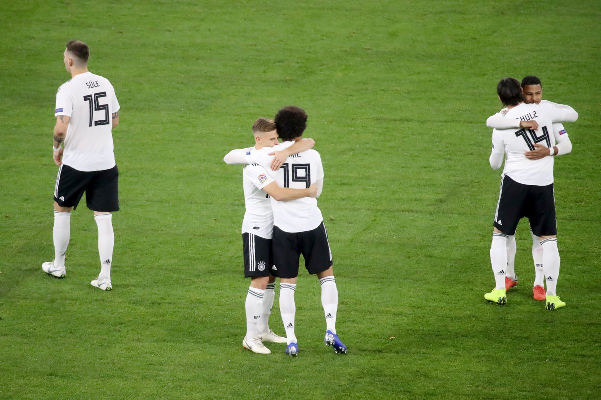 مشاهد مثيرة من مباراة هولندا وألمانيا (2)