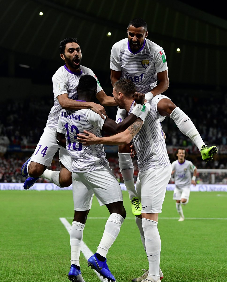 الشحات ولاعبى العين الشحات ولاعبى العين