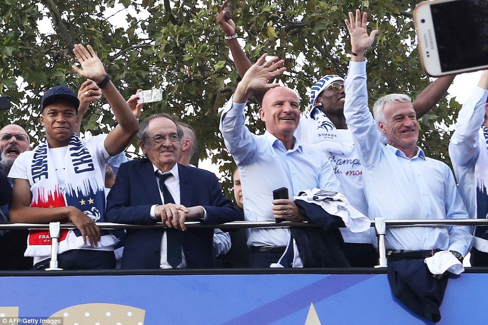 ديشامب والجهاز الفنى ديشامب والجهاز الفنى