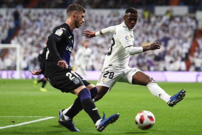 فينيسيوس يضغط على لاعب ليجانيس فينيسيوس يضغط على لاعب ليجانيس