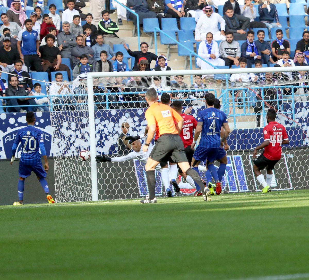 لرائد والهلال لرائد والهلال