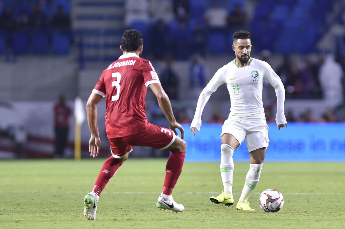 الدوسرى يسيطر على الكرة الدوسرى يسيطر على الكرة
