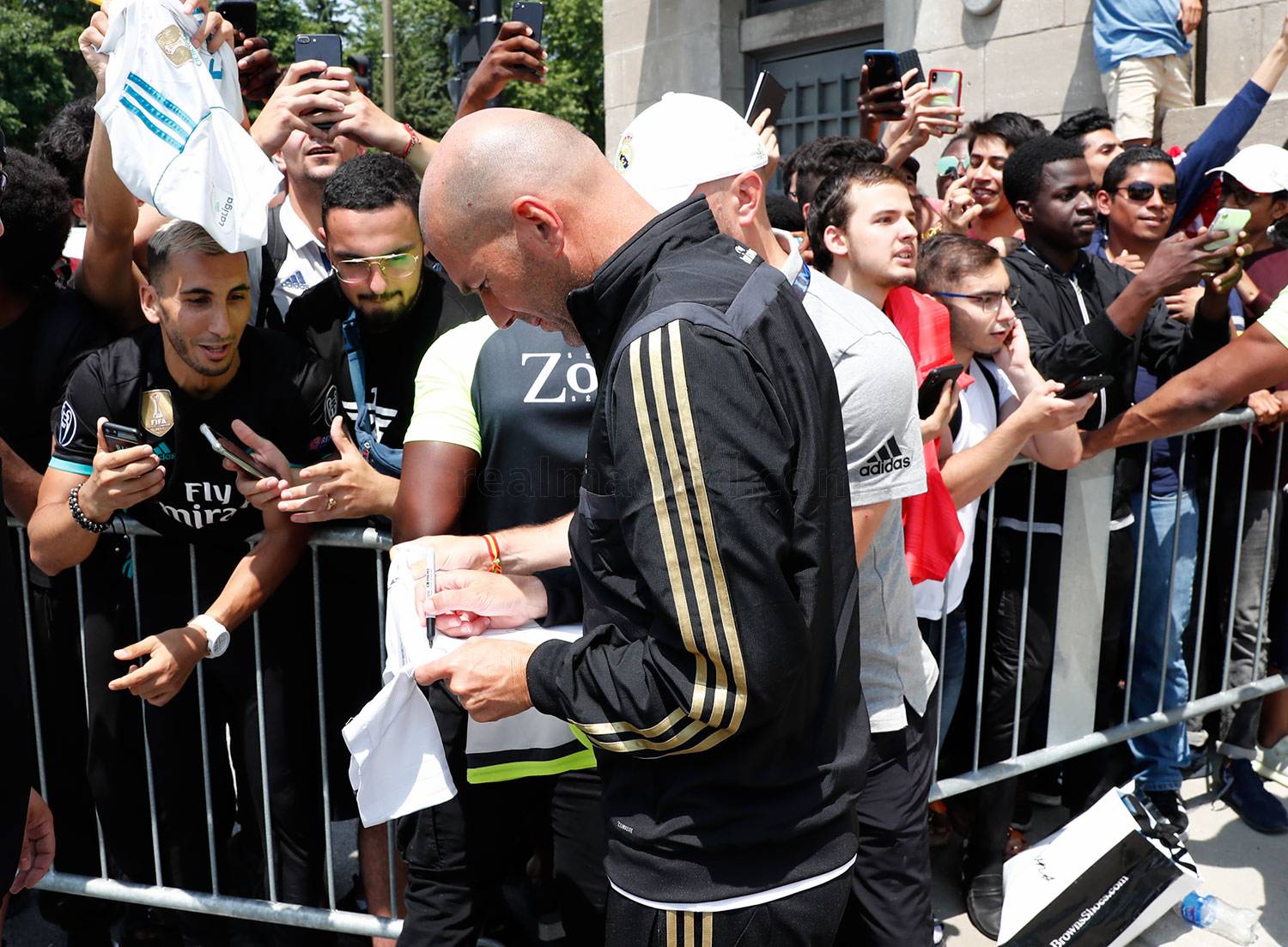 GA_01_ZIDANE_FIRMA_AUTOGRAFOS_HE29374 GA_01_ZIDANE_FIRMA_AUTOGRAFOS_HE29374