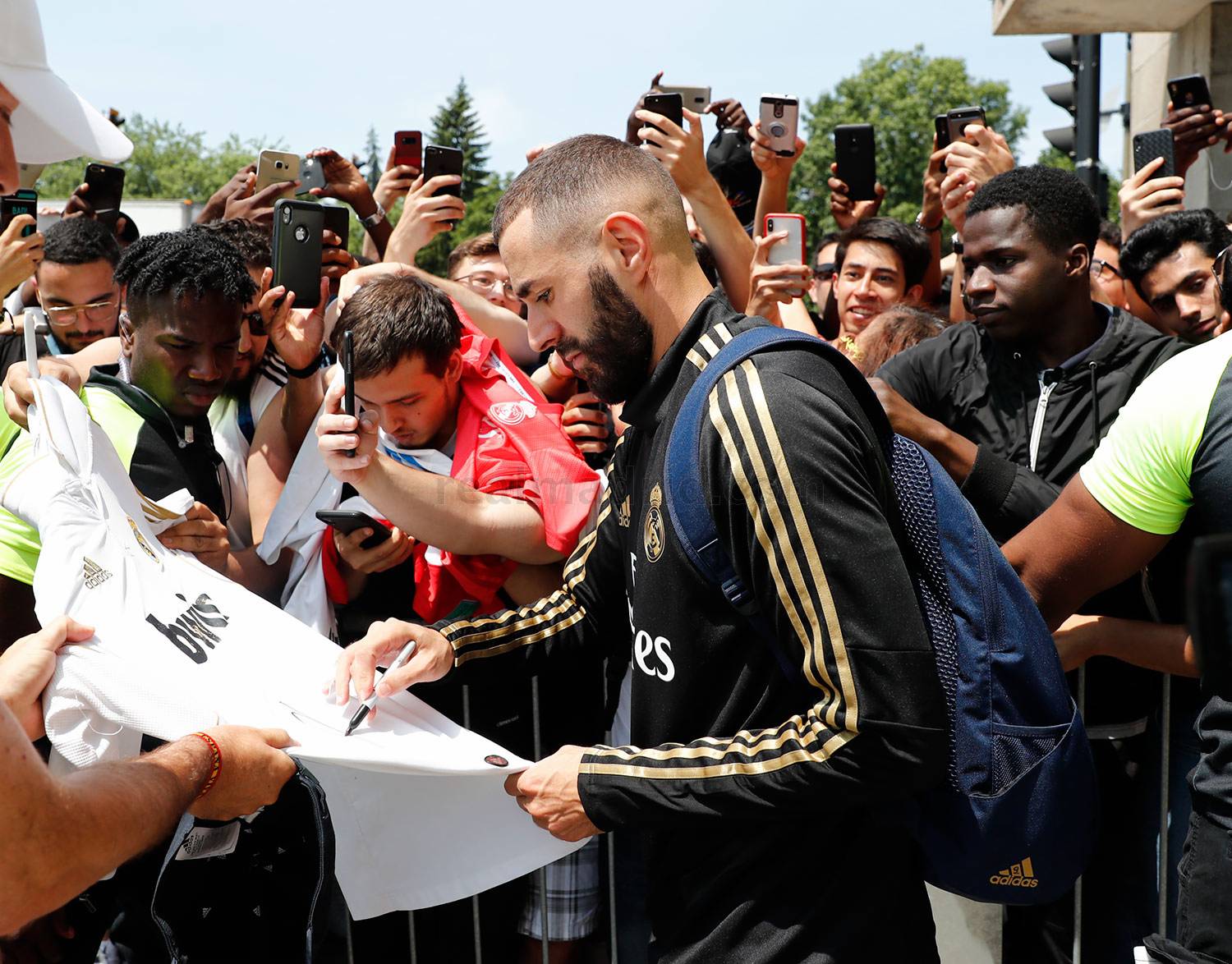 GA_03_BENZEMA_FIRMA_AUTOGRAFOS_HE29325 GA_03_BENZEMA_FIRMA_AUTOGRAFOS_HE29325
