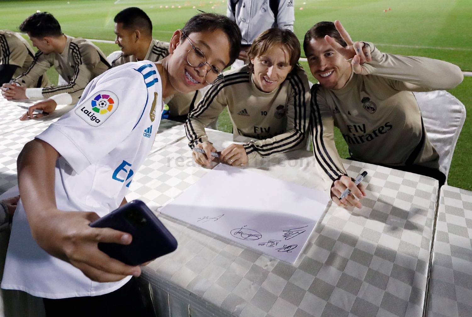 لاعبو ريال مدريد يلتقطون السيلفى مع الاطفال