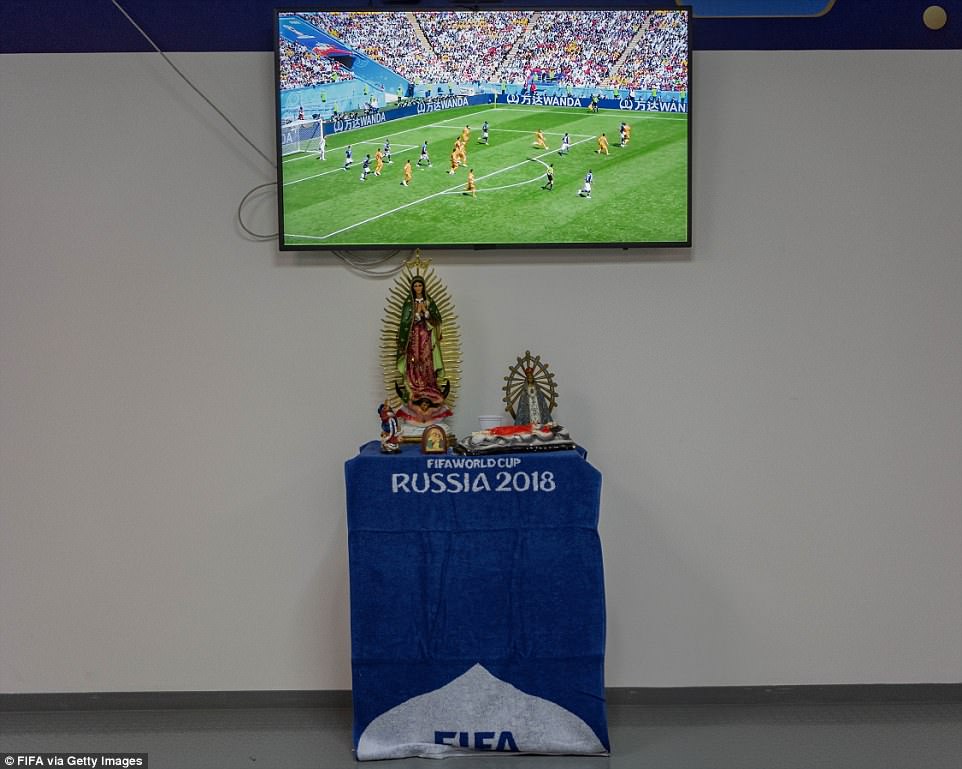 طقوس اللاعبين في غرف ملابس كأس العالم.. حاجات غريبة هتفاجأك! سوبر كورة طقوس اللاعبين في غرف ملابس كأس العالم.. حاجات غريبة هتفاجأك! سوبر كورة