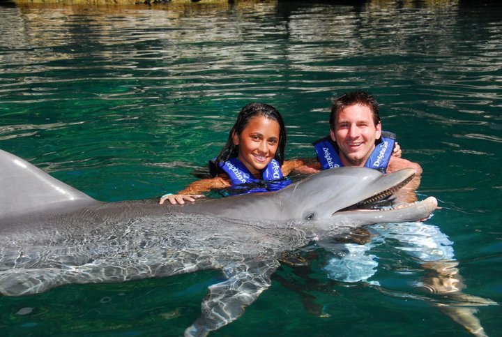 97473-Messi-and-Antonella-Roccuzzo-with-dolphin 97473-Messi-and-Antonella-Roccuzzo-with-dolphin