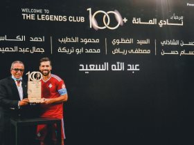 عمرو الجنانيني يسلم عبد الله السعيد جائزة نادي المائة